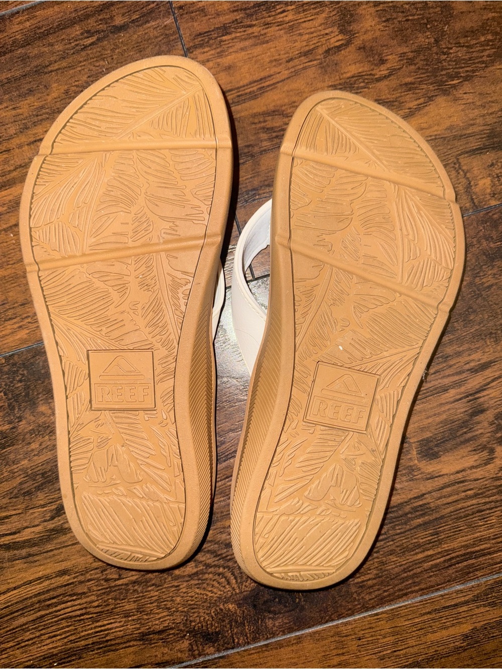 Reef Tan and White Women's Flip Flops NWOT - Picture 2 of 4